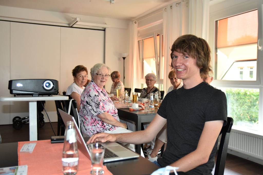 Johannes Diller hält als „Digitaler Engel“ einen Vortrag vor Senioren im Magdeburger Familienhaus im Park.