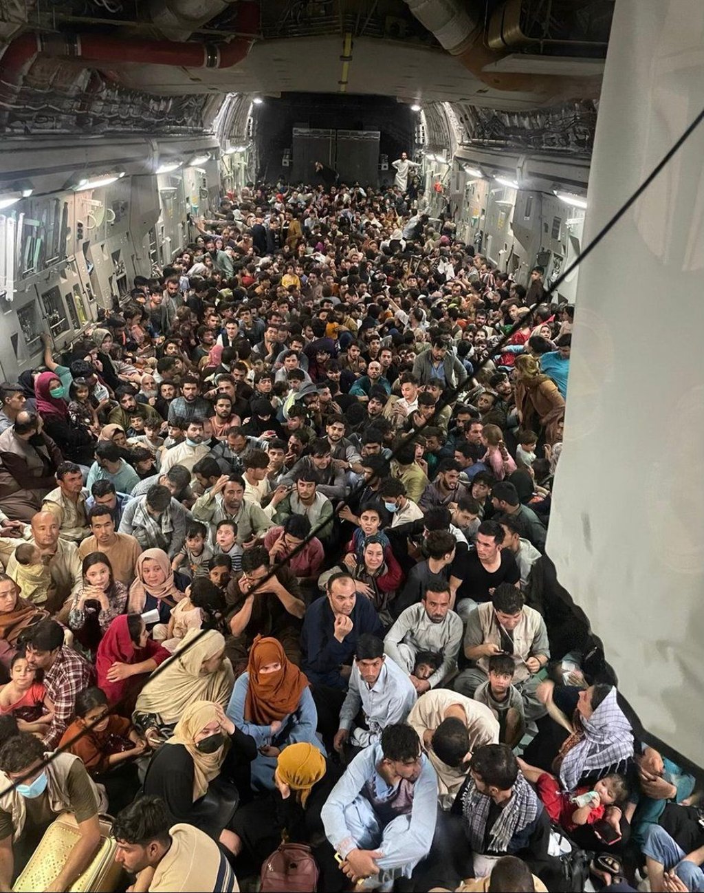 Kabul: Zahlreiche Afghanen sind an Bord einer Transportmaschine vom Typ C-17 der US-Airforce.