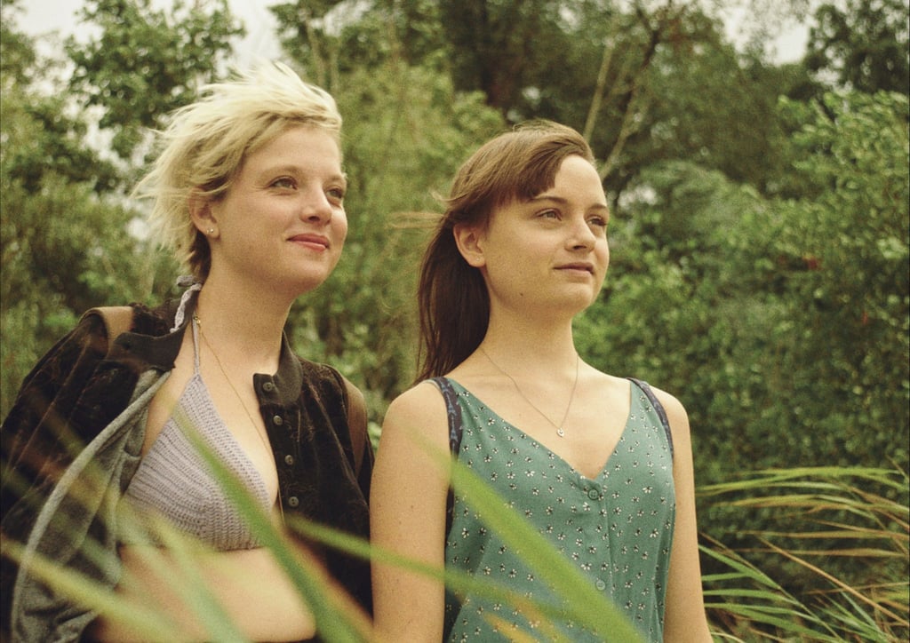 Romy (Jella Haase, l) verdreht Nora (Lena Urzendowsky) den Kopf.