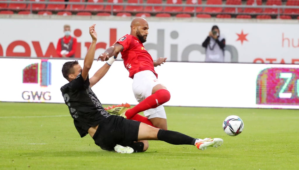 Terrence Boyd wird von Michael Schultz im Strafraum bedrängt - und wohl auch elfmeterreif gefoult.