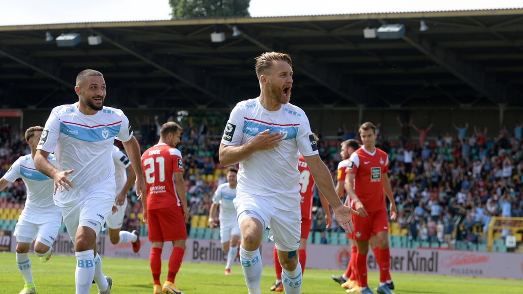 Björn Jopek (r.) jubelt über sein Führungstor für Viktoria gegen den 1. FC Kaiserslautern.
