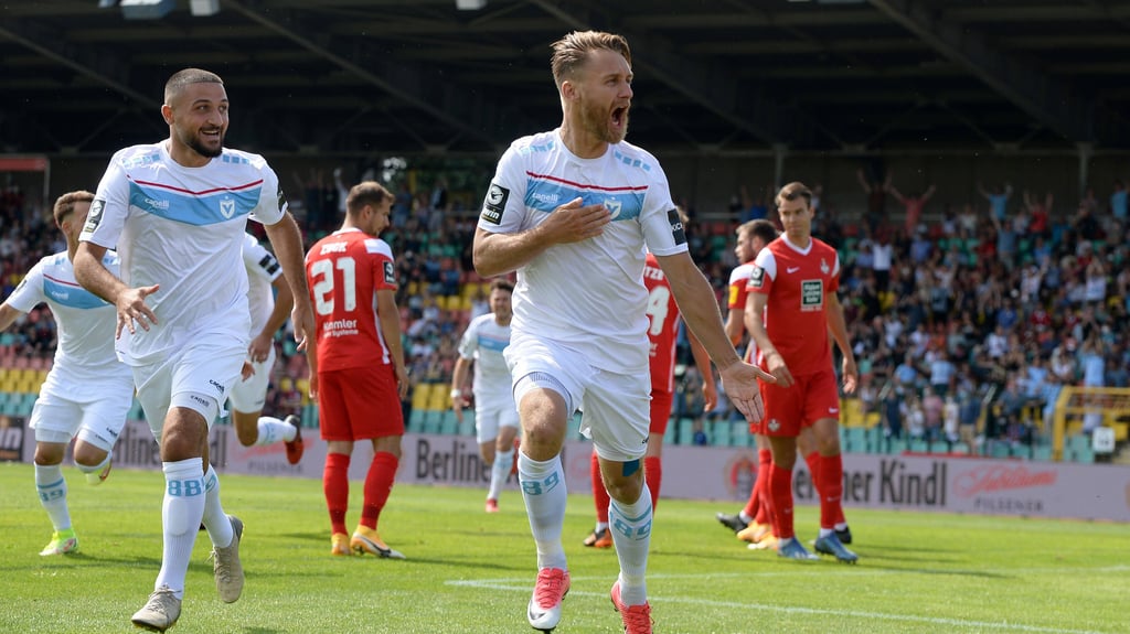 Björn Jopek (r.) jubelt über sein Führungstor für Viktoria gegen den 1. FC Kaiserslautern.