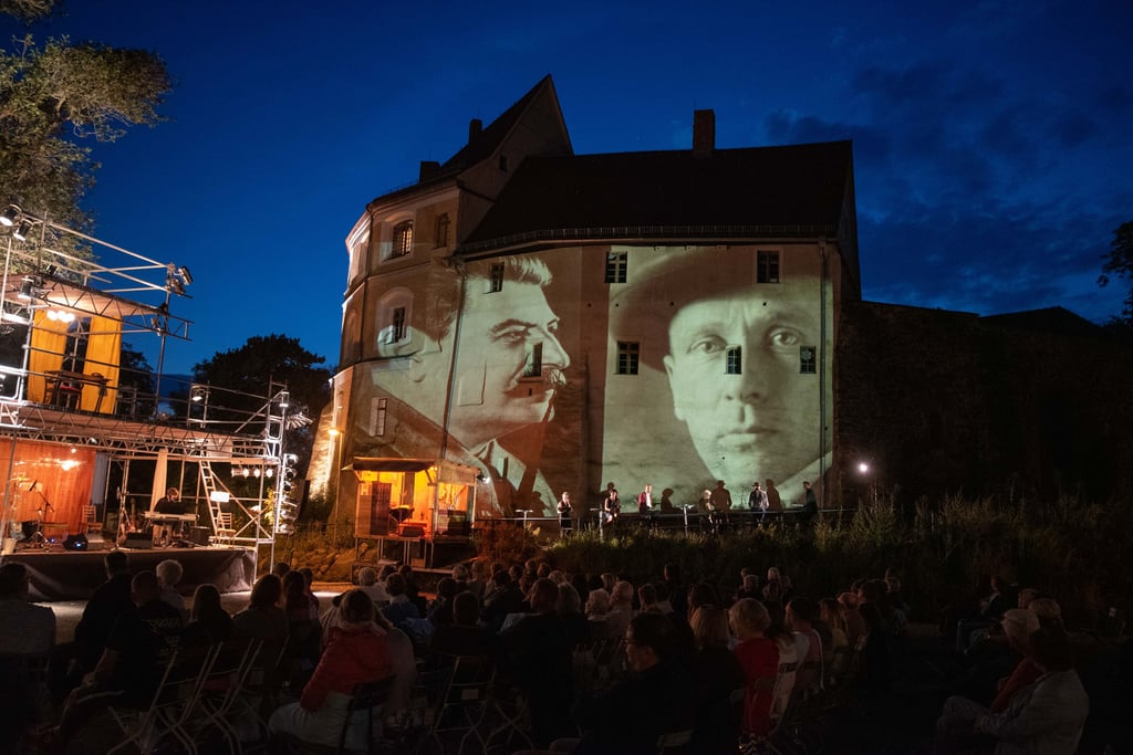 Konzert mit Karl Neukauf und Lesung mit dem Ensemble vom Burgtheatersommer. Im ersten Teil des musikalisch-literarischen Abends präsentierten und lasen die Schauspieler Texte rund um Michail Bulgakow, mit Passagen aus Werken und Briefen des großen Autors im bedrohlichen Schatten Stalins.