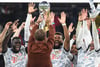Julian Nagelsmann (M.) feiert mit den Spielern des FC Bayern München den Supercup-Gewinn.
