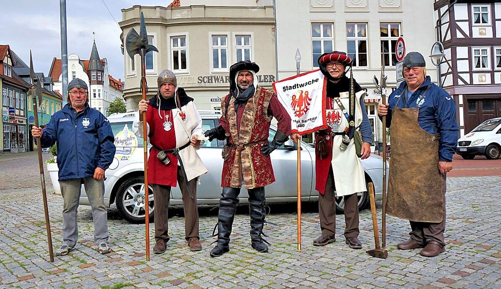 Hauptmann Alexey Radloff (Mitte) verabschiedete vor der Fahrt mit 50 Euro für die erste Tankladung Franz Nagy von der Marinekameradschaft (von links), Lanzknecht Enrico Dannies und Herold Manfed Preuß von der Stadtwache sowie den Schmied Bruno Sill.