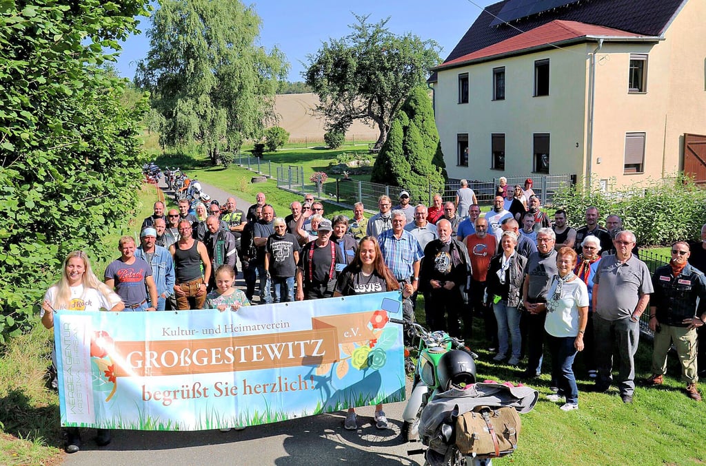 Kleines Dorf, großes Miteinander: Zum vierten Mal hatte der Kultur- und Heimatverein Großgestewitz mit Organisator Andreas Otter und Jörg Amelang als Vorsitzenden zur Zweirad-Ausfahrt eingeladen.