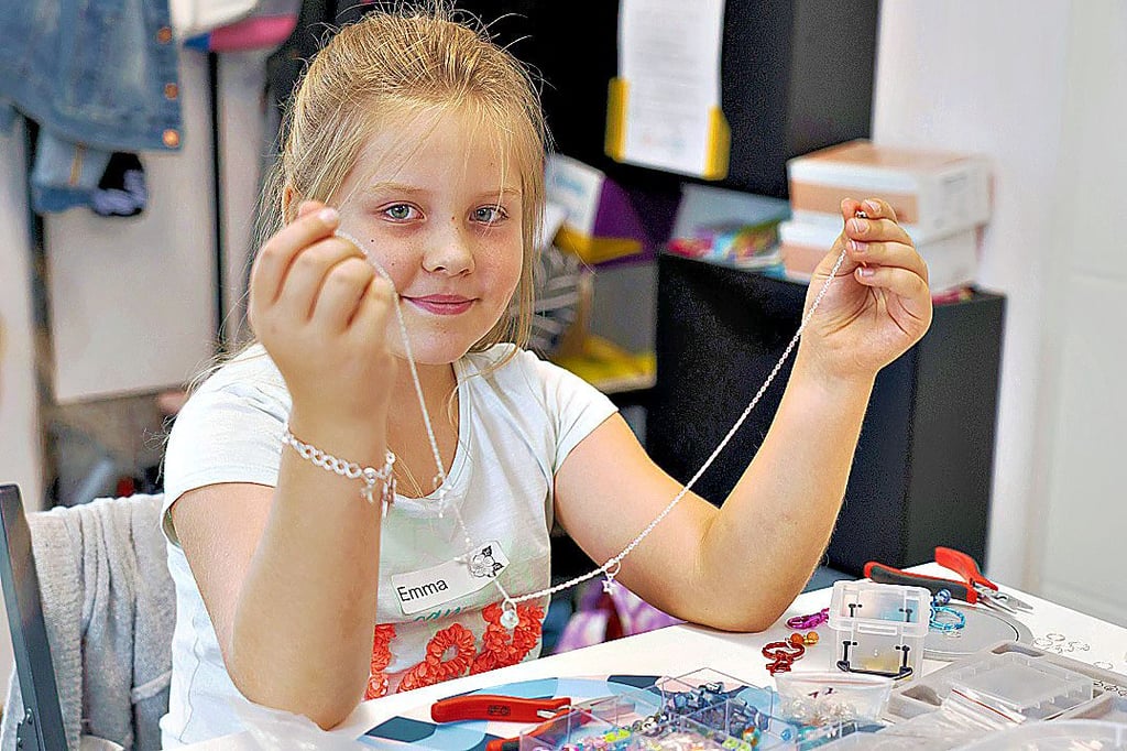 Die kleine Emma hat eine Kette beim Schmuckbasteln selber entworfen und dann hergestellt.