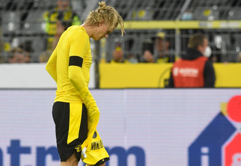 BVB-Stürmer Erling Haaland verlässt nach der Supercup-Niederlage enttäuscht den Platz.
