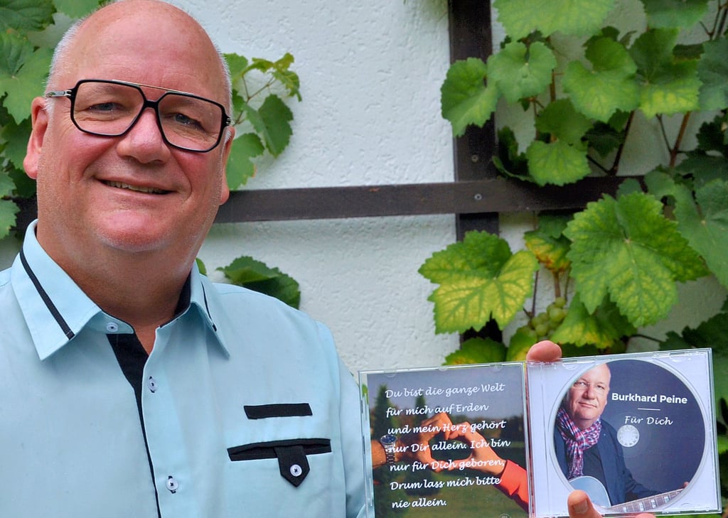 Der Wedringer Burkhard Peine hält sein erstes Studioalbum ?Für Dich" in den Händen. Seit 2013 hat er an dem Projekt getüftelt.