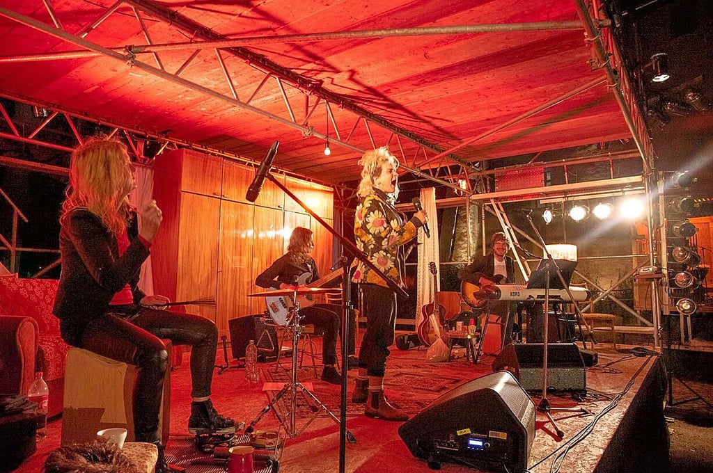 Im 2. Teil gab es Musik von Karl Neukauf (r.), unterstützt von Ilka Posin an den Percussions und Heike Becker am Bass. Am Mikro Schauspielerin Mora Thurow.