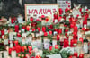 ARCHIV - 02.12.2020, Rheinland-Pfalz, Trier: Vor der Porta Nigra in Trier haben Menschen zum Gedenken an die Opfer der Amokfahrt vom 1.12.2020 Kerzen aufgestellt. (zu dpa «Die Frage nach dem Warum - Prozess um Amokfahrt in Trier beginnt»)