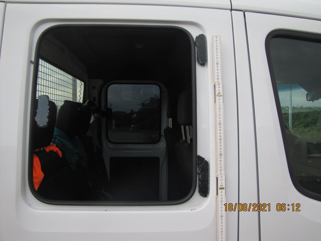 Die Scheibe eines abgestellten Transporters ist über Nacht eingeschlagen worden. Sie nahmen einen Akku-Schrauber und einen Schlag-Schrauber der Marke „HILTI“ aus dem Transporter mit.