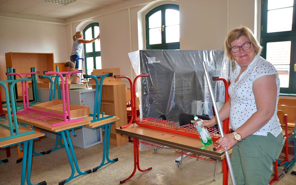 Mandy Kasseck, Gudrun Schoch und Daniela Riethausen beginnen in den ersten Klassenräumen mit der Grundsreinigung. An diesem Tag stand das Fensterputzen auf dem Programm.
