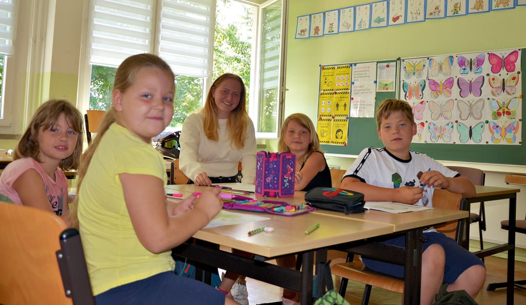 Eine der insgesamt sieben Lerngruppen in der Großmühlinger Sommerschule bilden Charlotte (7 Jahre), Lia (7 Jahre) Luna (7 Jahre) und Philipp (10 Jahre) (v.l.n.r.). Betreut werden sie dabei von einer externen Hilfskraft. Auf dem Programm stand am Freitag Mathe.