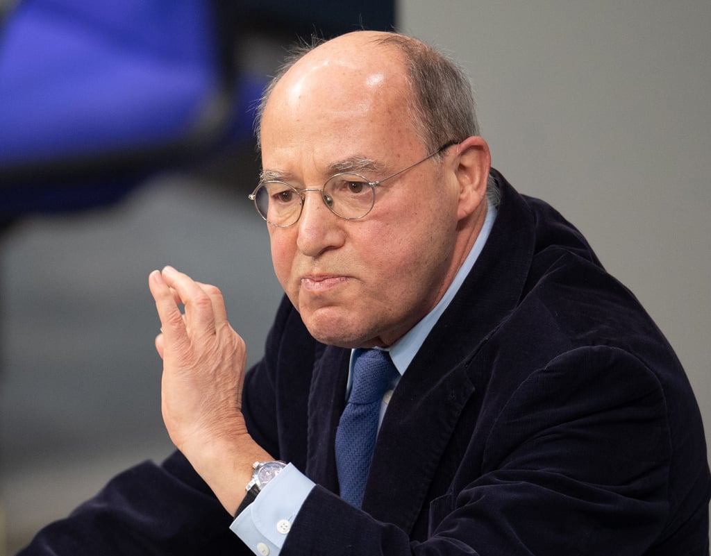 Gregor Gysi (Die Linke) im Deutschen Bundestag. Gysi hat die Regierung zum Rücktritt aufgefordert.