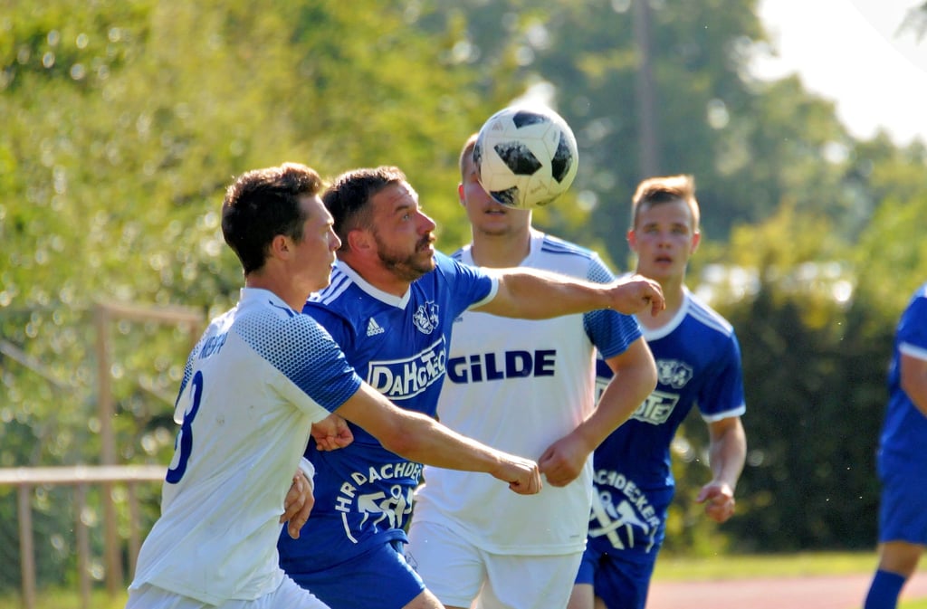 In einem Spiel zweier grundverschiedener Halbzeiten witterten sowohl die Gastgeber um David Tschimmel (M.) wie auch Oliver Blum (l.) und die Niegripper ihre Siegchance. Am Ende hielt das Drama Einzug.