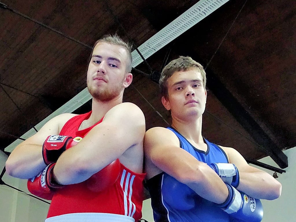 Boxen bei der Deutschen Meisterschaft: Max Konev, Boxer im Super-Schwergewicht (in Rot), und Philipp Henke, Boxer im Halb-Schwergewicht (in Blau).