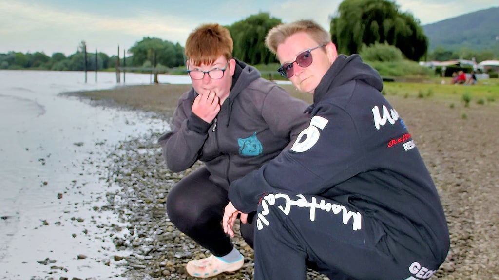 Sabrina und Mutter Sylvia Lange am Ufer des Stausees. Wegen der Blaualgen kann Sabrina nicht ins Wasser.