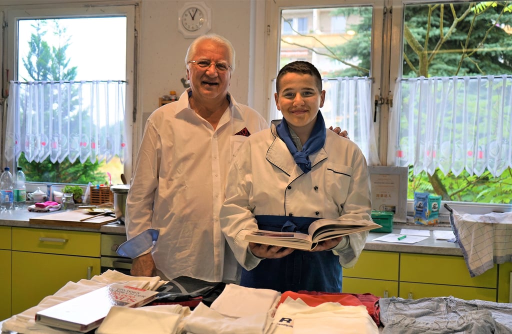 Der ehemalige Koch und Ausbilder in der Gastronomie, Gerhard Vogelsänger (73) aus Arendsee, unterstützt den jungen Syrer Mohammad Beirakdar (15), dessen Traum es ist, Koch zu werden. Als erstes hat der Renter den 15-Jährigen mit entsprechender Arbeitskleidung und Lektüre ausgestattet. Dabei soll es nicht bleiben,