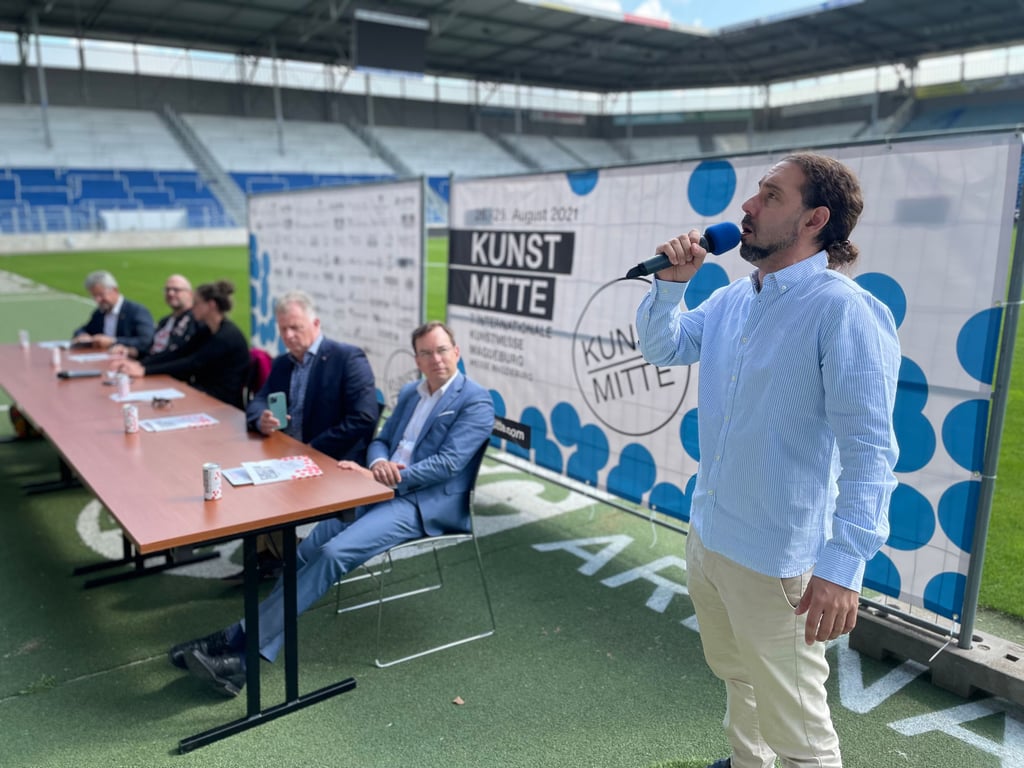 Matias Tosi, Vorsitzender des Vereins Kunst/Mitte, sowie weitere Organiatoren und Sponsoren stellten am Mittwoch, 18. August 2021, das Programm für die Kunstmesse "Kunst/Mitte21" vor. Die Messe findet vom 26. bis 29. August 2021 in der Messehalle 2 in Magdeburg statt.