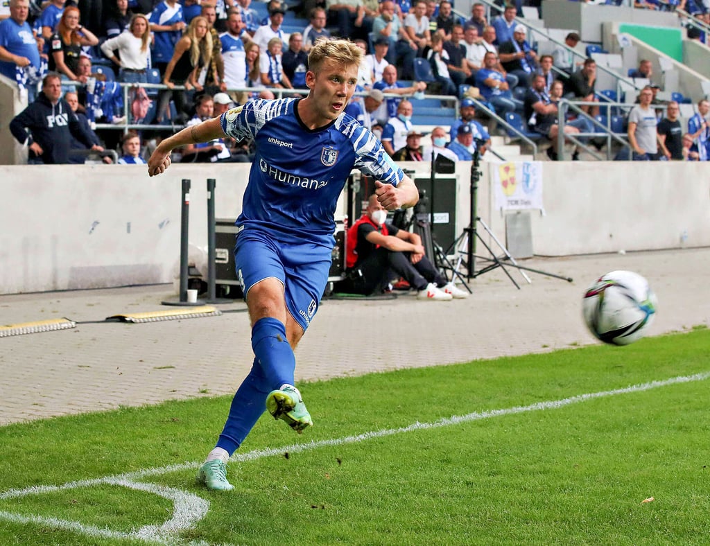 Neuzugang Connor Krempicki spielt zu Beginn der Saison eine wichtige Rolle im Mittelfeld der Blau-Weißen. Teilweise zeichnet der 26-Jährige, der aus Duisburg kam, wie hier auch für das Ausführen der Standards verantwortlich.