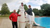 Über 500 Euro kamen bei der Sammelaktion beim Triathlon für die Rutsche des Freibades zusammen. Steffen Drabe, Ines Schreinert und Vinny Zielske waren begeistert. 