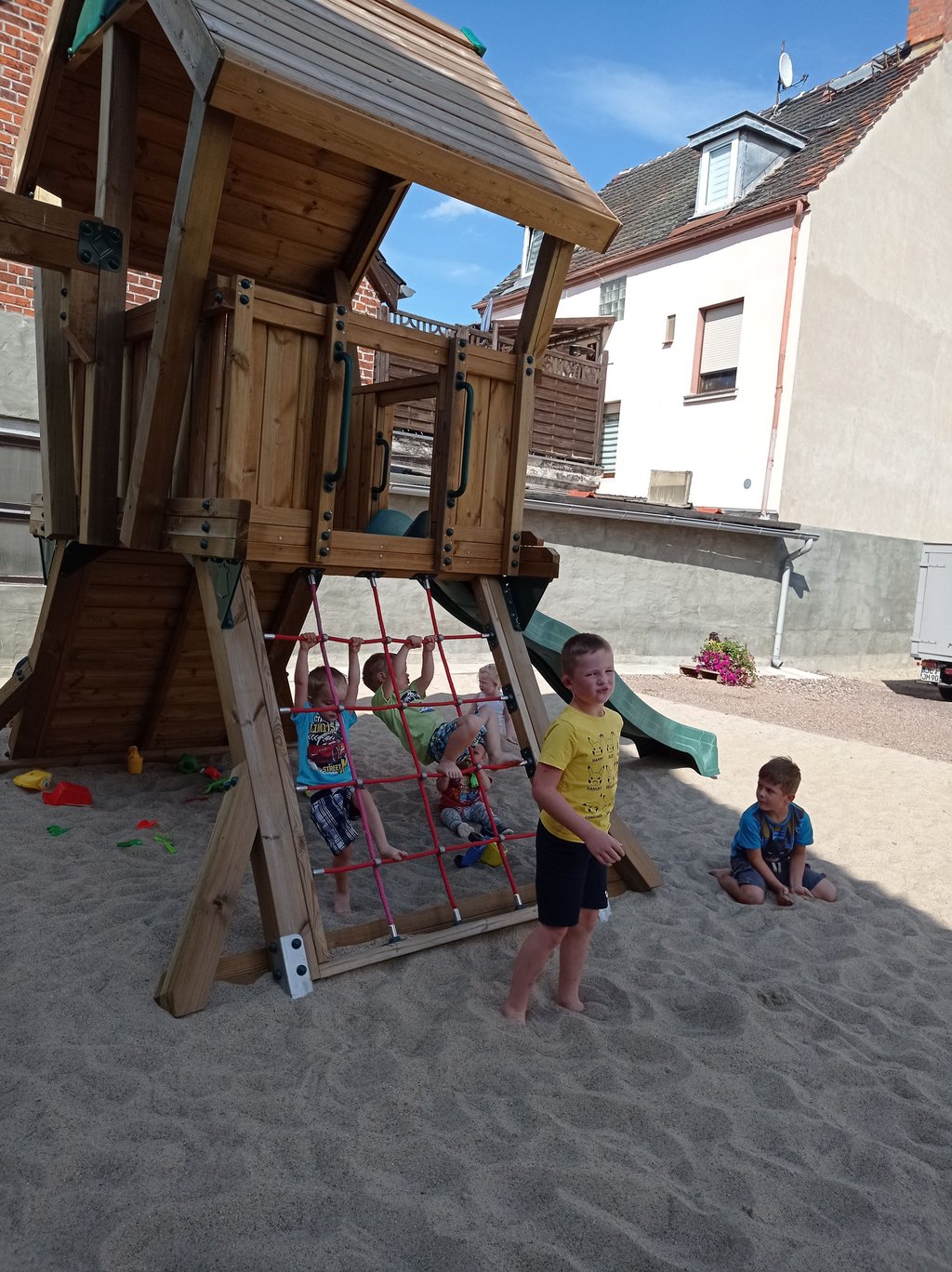 Die Ortschaft Körbelitz hat jetzt einen öffentlichen Spielplatz. Auf dem Hof der alten Schule können Mädchen und Jungen täglich von 8 bis 20 Uhr spielen.