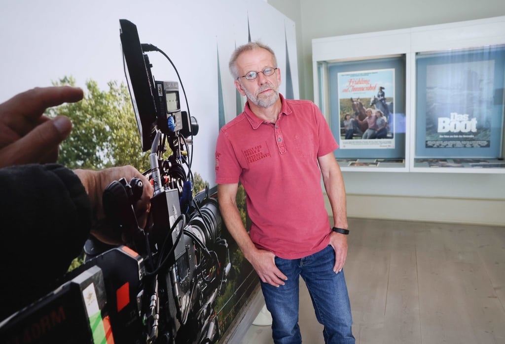 Kai Labrenz, Fotograf und Sammler aus Schleswig, in der Ausstellung „Urlaubsort - Tatort - Drehort! 100 Jahre Filmset Schleswig-Holstein“.