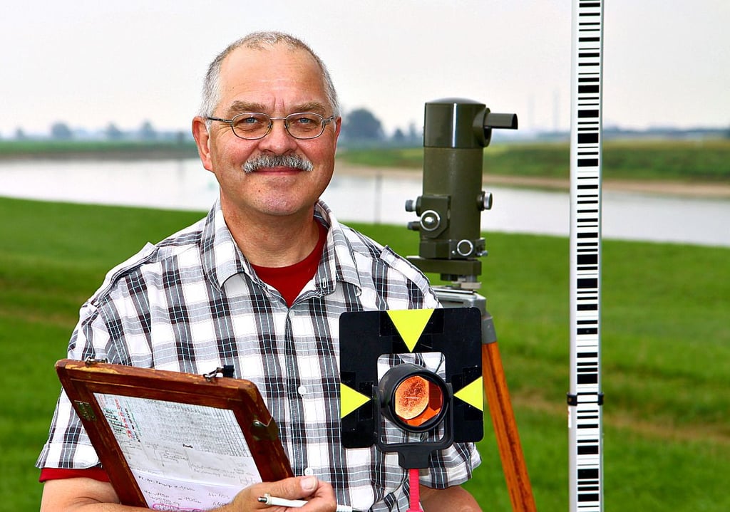 Tiefbauingenieur Georg Milling an der Elbe bei Großtreben