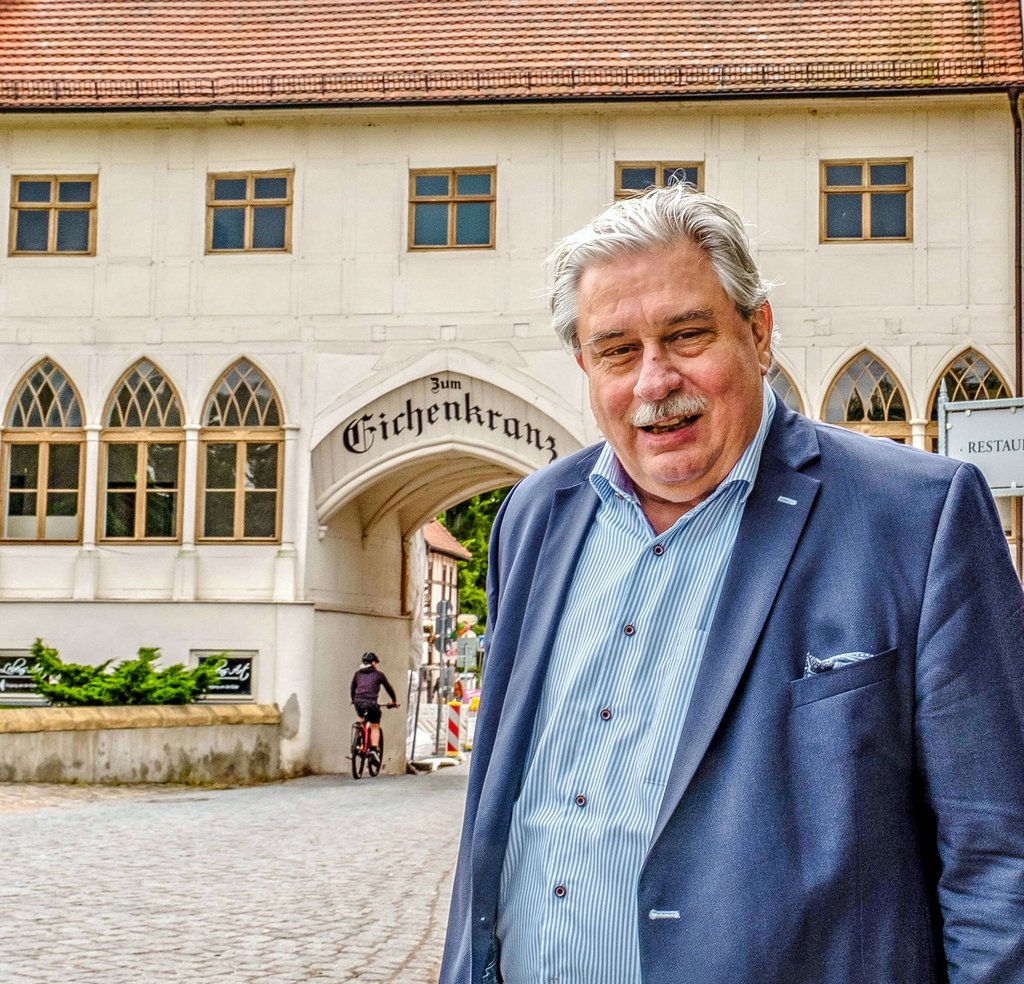 Thomas Holzmann vor dem Wörlitzer Eichenkranz.