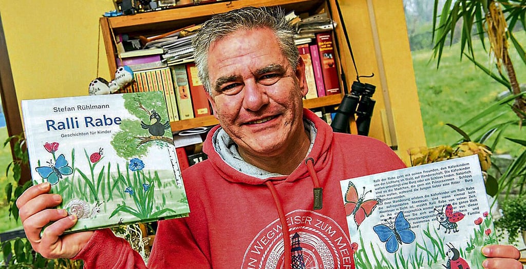 Der Großjenaer Stefan Rühlmann hat das Kinderbuch „Ralli Rabe“ geschrieben, auf dem eine gleichnamige Schnitzeljagd basiert.