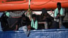 Ein Schiff der italienischen Seenotretter-Organisation ResQ mit rund 165 geretteten Migranten an Bord darf im Hafen von Augusta auf Sizilien anlegen.