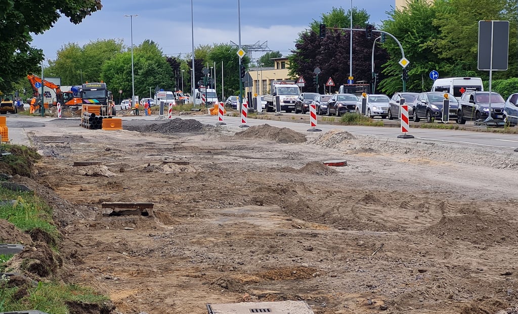 Für aktuell lange Staus sorgt in Brandenburg neben der Umleitung über die Spittastraße auch die Erneuerung der Ortsdurchfahrt der Bundesstraße 102.