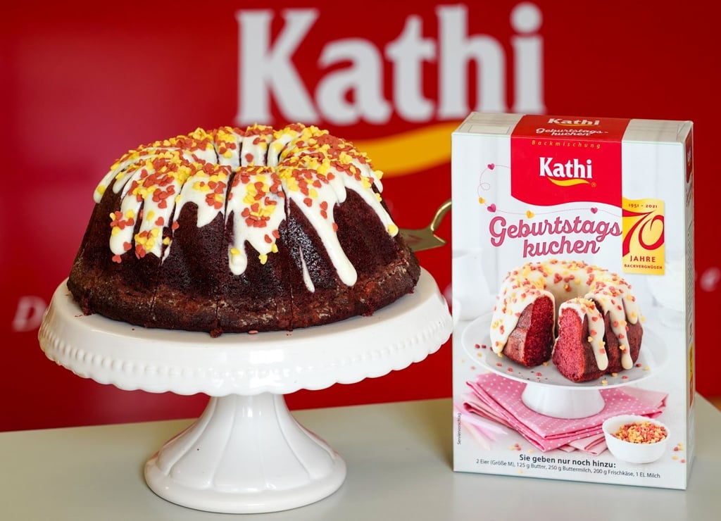 Geburtstagskuchen (l.) steht neben der dazugehörigen Backmischung der Kathi Rainer Thiele GmbH. Das Unternehmen aus Halle begeht sein 70-jähriges Jubiläum.