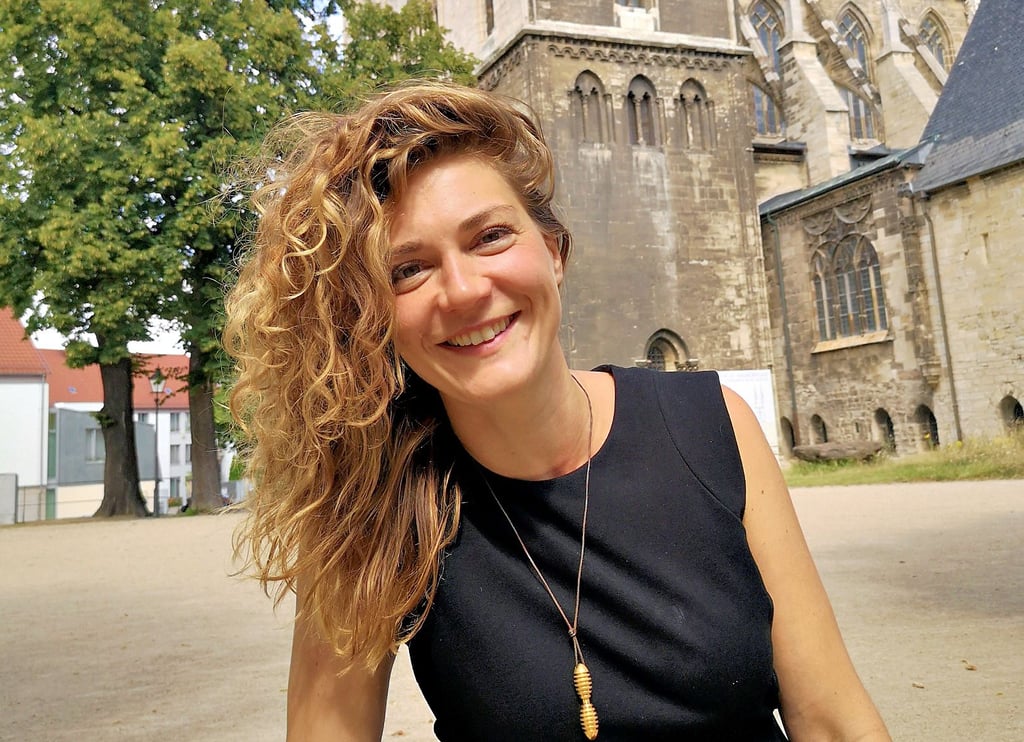 Susann Mertz vor einem Wahrzeichen ihrer Heimatstadt, dem Dom: Die Schauspielerin ist in Halberstadt geboren worden, nach mehreren Auslandsaufenthalten und Stationen in Deutschland steht sie nun in Benneckenstein auf der Waldbühne.