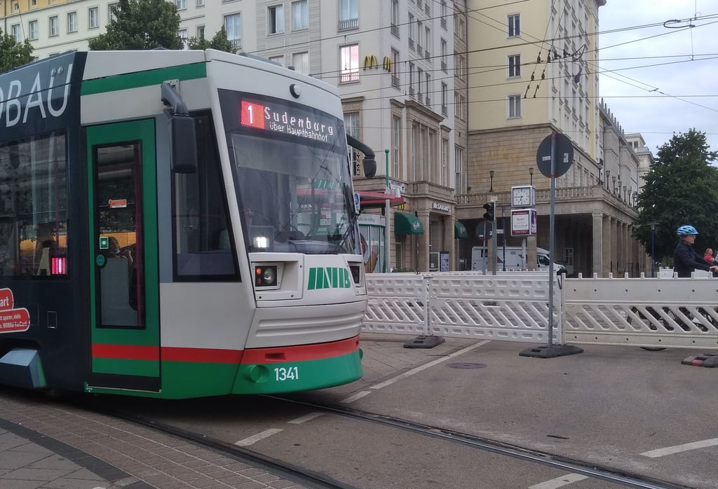 Mit einer Straßenbahn der Magdeburger Verkehrsbetriebe können Impfwillige am 28. August 2021 kostenlos zur Impfung fahren.