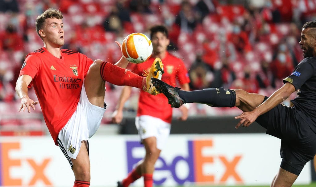 Benficas Luca Waldschmidt (l) und Standards Mehdi Carcela gehen mit gestrecktem Bein zum Ball.