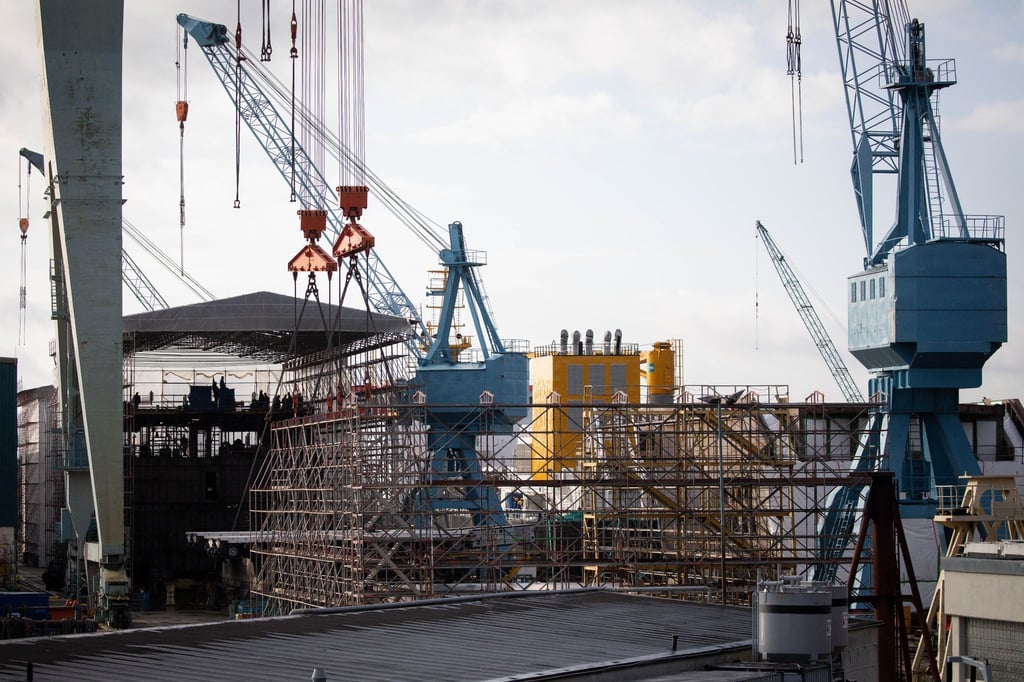 Werftarbeiter arbeiten in einer Halle auf dem Gelände der Pella Sietas Werft.