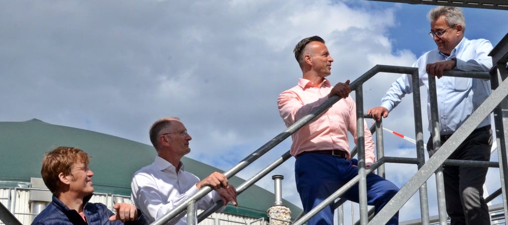 Marcel Schöbel (Getec), Bürgermeister Andreas Dittmann, Landrat Andy Grabner und Getec-Geschäftsführer Chris Döhring (von links) an der Biogasanlage im Energiepark Zerbst. Hier darf nun der regionale Eisenschlamm bearbeitet und eingesetzt werden.
