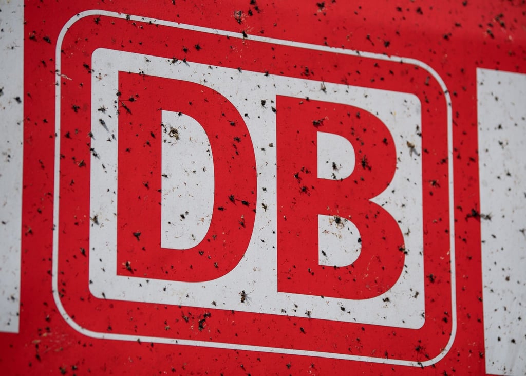 Das Logo der Bahn prangt auf einem Zug.