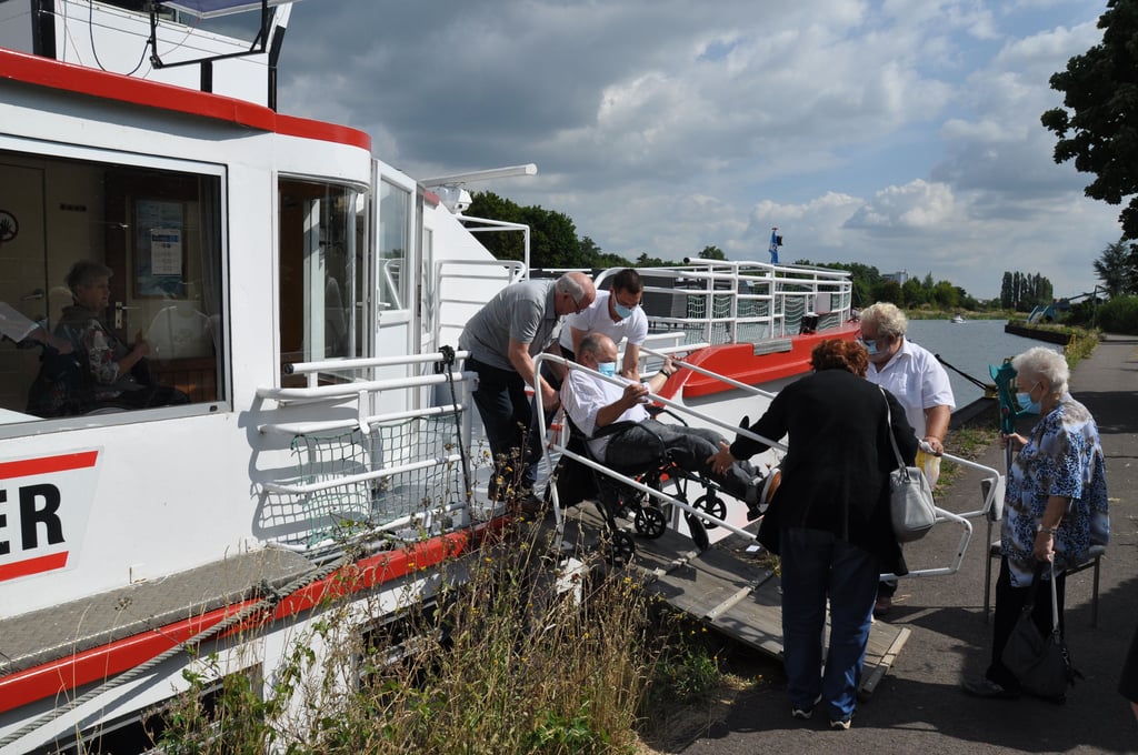 Mit leichten Rollstühlen gibt es keine Zustiegsprobleme. Sie konnten und können weiterhin mit an Bord genommen werden.