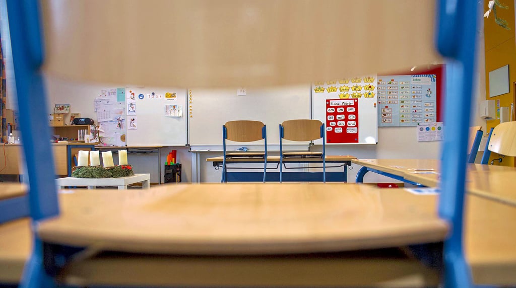 Eltern wie Schüler und Lehrer hoffen, dass die Stühle an der Grundschule in Hedersleben zu Schuljahresbeginn runtergenommen werden können.