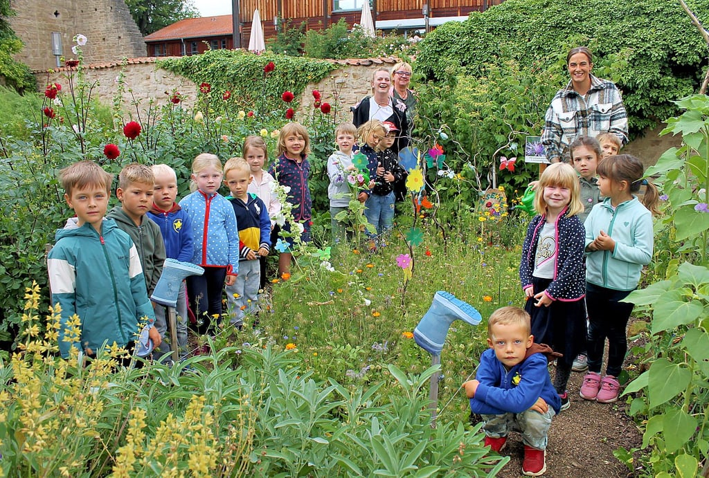 Die Kinder der Drübecker Tagesstätte an ihrer Insektenwiese im Kräutergarten des Evangelischen Zentrums Klosters Drübeck.