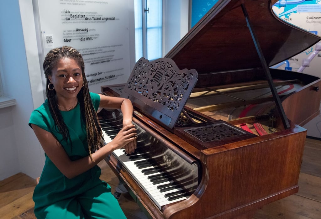Die britische Pianistin Isata Kanneh-Mason sitzt im Schumann-Haus Leipzig am Flügel.