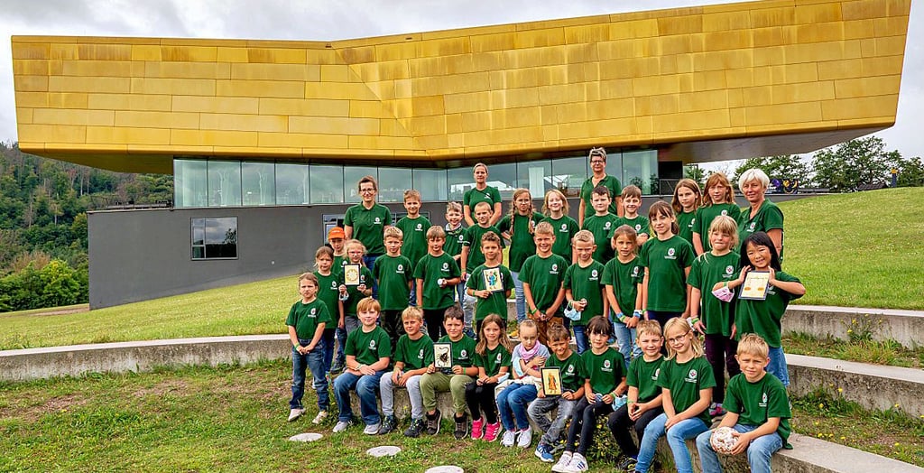Gruppenbild vor „Arche Nebra“: Der Hort „Quernekids“ aus Querfurt besucht für die Ferienaktion „Sternensucher“ das Besucherzentrum.