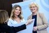 Ursula Karven (l), Schauspielerin, übergibt die Petition #TheLouderVoices an Christine Lambrecht (SPD), Bundesministerin der Justiz und für Verbraucherschutz.