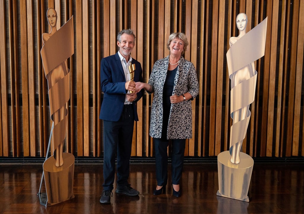 Ulrich Matthes (l), Schauspieler und Präsident der Deutschen Filmakademie, und Monika Grütters (CDU), Staatsministerin für Kultur und Medien, mit der goldenen Lola.