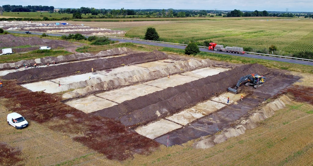 Zwischen Insel (wäre links im Bild) und Döbbelin bei Stendal laufen derzeit links und rechts der Bundesstraße 188 Ausgrabungen im Vorfeld des A-14-Baus.
