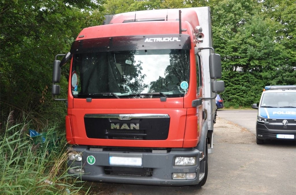 Auf einem Feldweg an der K 1146 zwischen Ostingersleben und Belsdorf ist gestern (18. August) gegen 16 Uhr ein LKW aufgefunden worden.