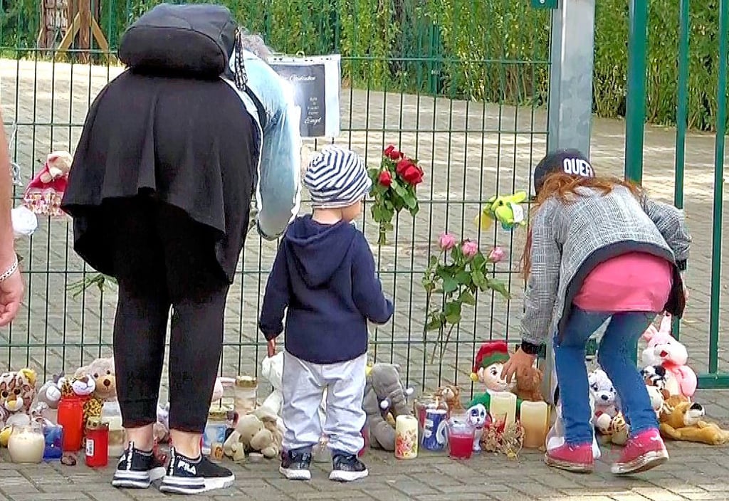 Trauernde Eltern und Kinder legten einige Tage nach dem tödlichen Unfall am 2. Oktober vergangenen Jahres Blumen, Kerzen und Teddys für den verstorbenen Adam (2) an der Integrativen Kindertagesstätte am Neustädter See ab.